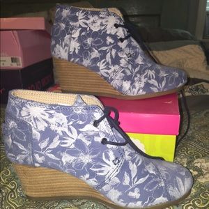 Toms wedge booties